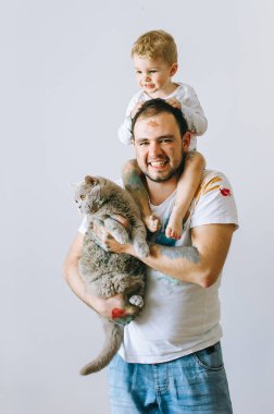 Baba ve çocuğun boya renkleri ile oynuyordu