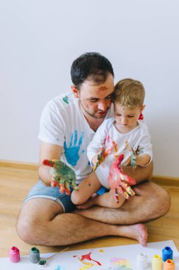 Baba ve oğul boya renkleri ile oynamak