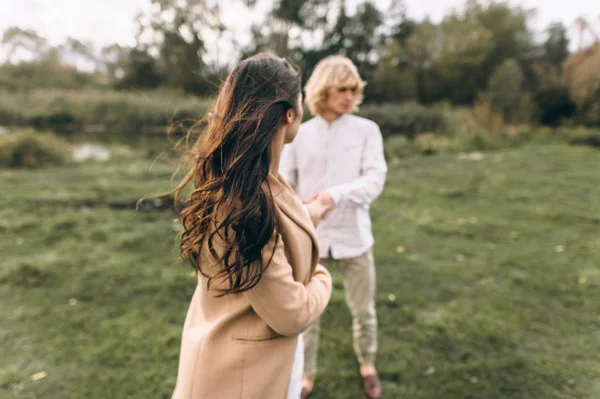 Belo Jovem Casal Vestido Estilo Boho Andando Floresta Ensolarada — Fotografia de Stock