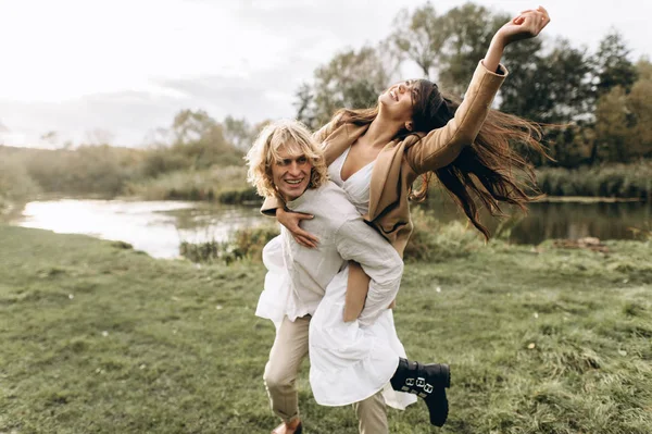 Beau Jeune Couple Habillé Dans Style Boho Marche Dans Forêt — Photo