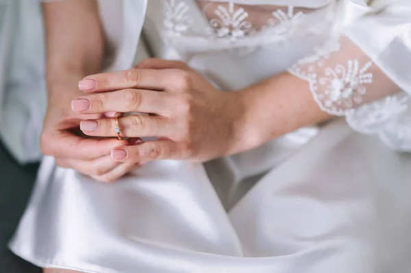 新娘手指上的订婚戒指 婚礼日 — 图库照片