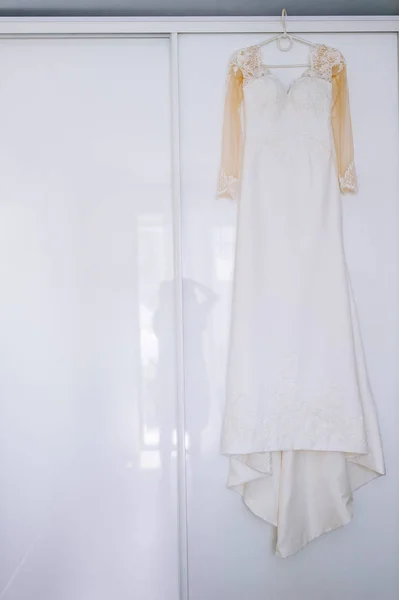 Vestido Novia Fondo Blanco Ventana —  Fotos de Stock