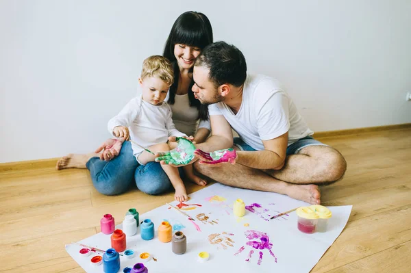 Mutlu Aile Bir Poster Başka Bir Boya Ile Resim — Stok fotoğraf