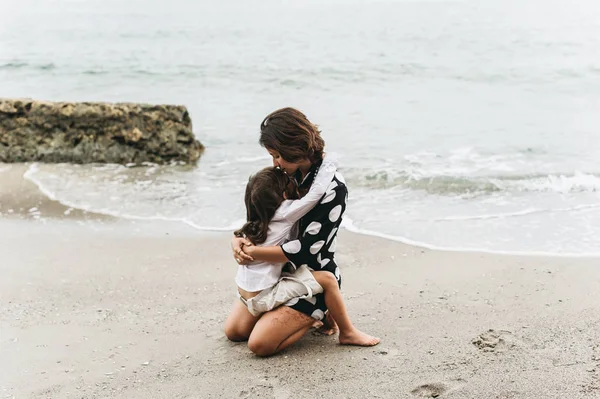 Madre Hija Abrazándose Playa Arena —  Fotos de Stock