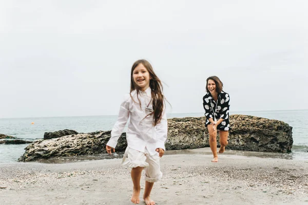 Madre Figlia Divertono Mentre Corrono Sulla Spiaggia Sabbiosa — Foto Stock