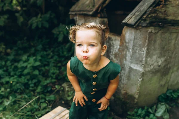 Ένα Αγόρι Άσπρα Μαλλιά Συνδυασμό Πράσινο Παίζεται Ένα Πηγάδι — Φωτογραφία Αρχείου