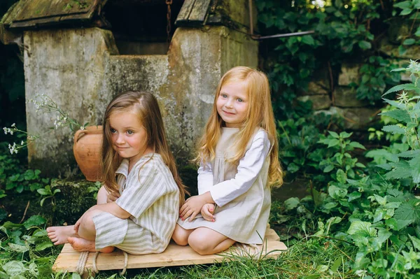 Δύο Όμορφα Κορίτσια Αντίκες Πουκάμισα Κοντά Ένα Πηγάδι — Φωτογραφία Αρχείου