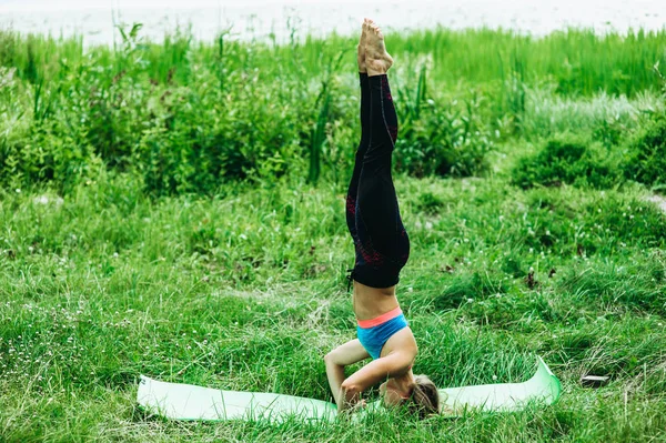 Спортивная Молодая Женщина Спортивной Одежде Делает Упражнения Открытом Воздухе — стоковое фото