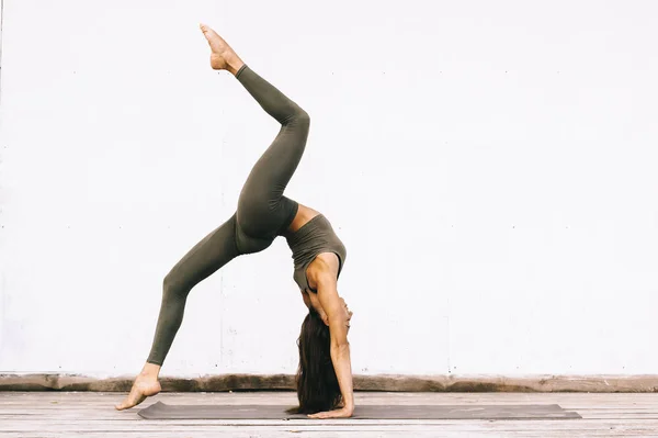 Atractiva Joven Pose Yoga Sobre Fondo Blanco —  Fotos de Stock