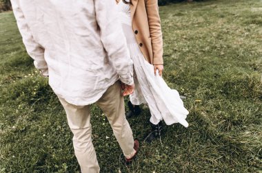 güzel genç çift güneşli ormanda yürüyüş boho tarzı giyinmiş