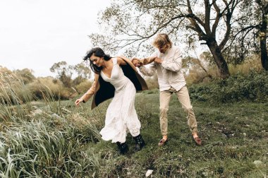 Ücretsiz giysili güzel genç çift çim Gölü yakınındaki bir güneşli yaz günü geldi