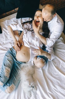 Çift ile hamile kadın rahatlatıcı üzerinde kanepe birlikte ile köpek