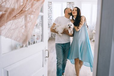 Genç çift bekliyor bebekle birlikte kapalı duran bir köpek