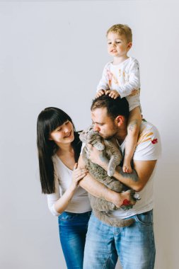 mutlu bir aile ve boya oynadıktan sonra beyaz bir arka plan üzerinde kedi