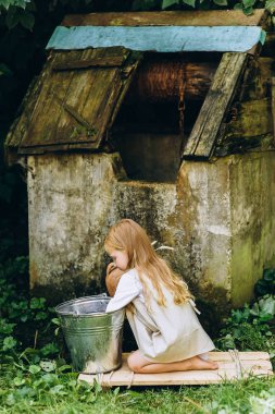 açık havada sarışın saçlı sevimli küçük kız