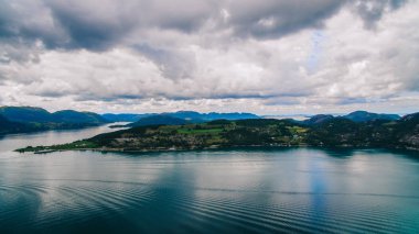 Norveç manzara, deniz ve dağ manzaralı havadan görünümü,