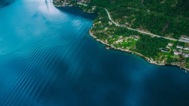 Norveç manzara, deniz ve dağ manzaralı havadan görünümü,