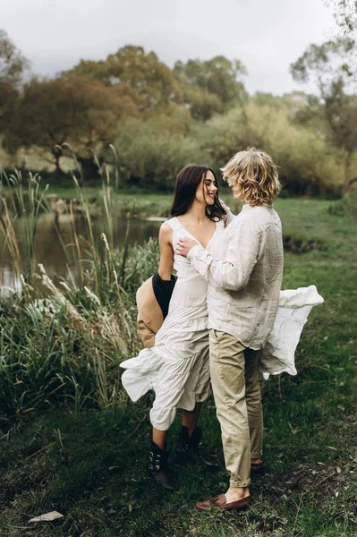Beau Jeune Couple Vêtements Gratuits Promène Dans Pelouse Près Lac — Photo