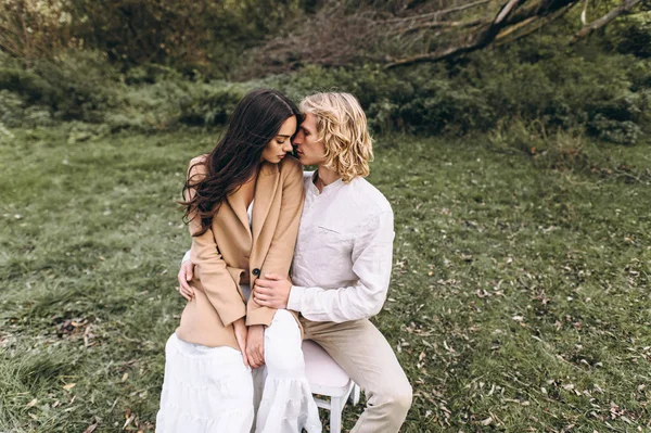 Hermosa Pareja Joven Vestida Estilo Boho Caminando Bosque Soleado — Foto de Stock