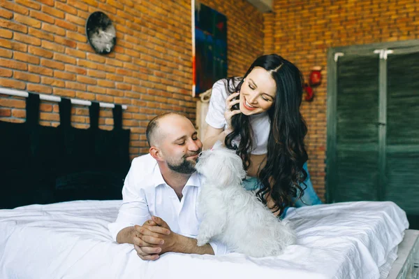 夫婦愛妊娠中の女性に寄り添う 赤ちゃんを待っているベッドの彼女の夫と — ストック写真