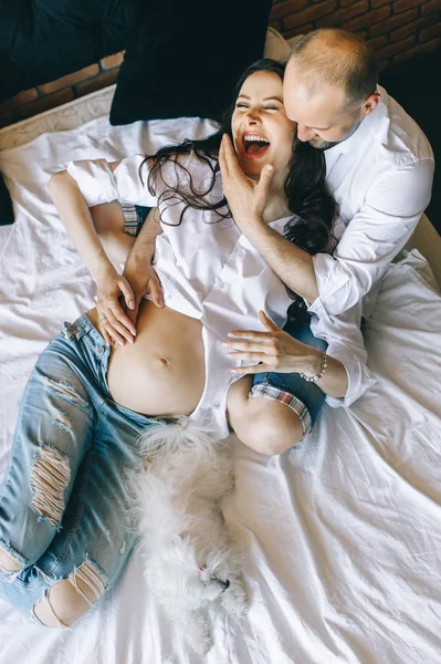 Couple Avec Femme Enceinte Détendant Sur Canapé Avec Chien — Photo