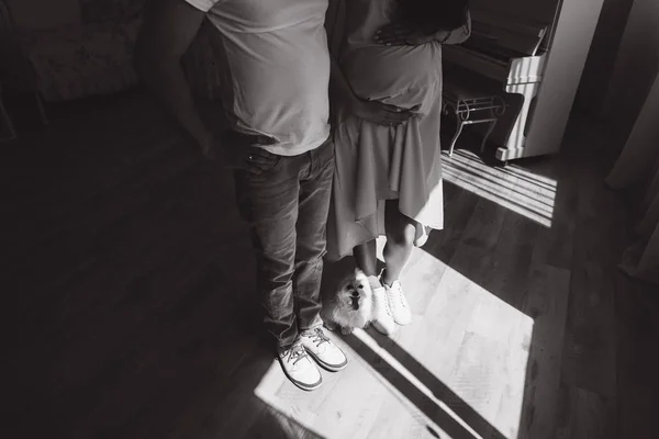 Junges Verliebtes Paar Schwangere Frau Und Mann Bleiben Auf Einem — Stockfoto
