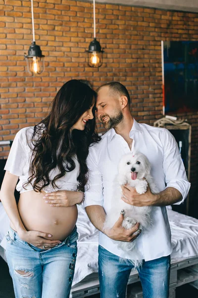 Fröhliches Ehepaar Und Schwangere Frau Mit Hund Der Morgens Bett — Stockfoto