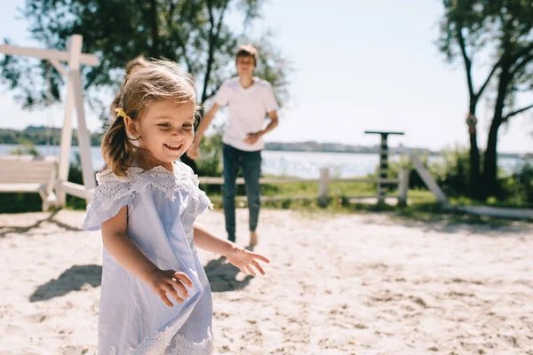 Szczęśliwy Małej Dziewczynki Jej Ojciec Spędzać Czas Razem Plaży — Zdjęcie stockowe