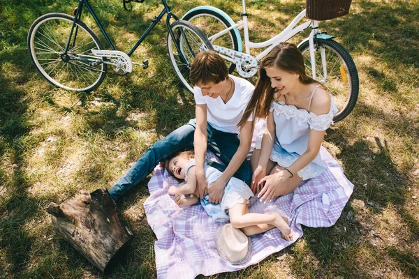 Uma Jovem Família Feliz Passar Tempo Juntos Fora Pai Mãe — Fotografia de Stock