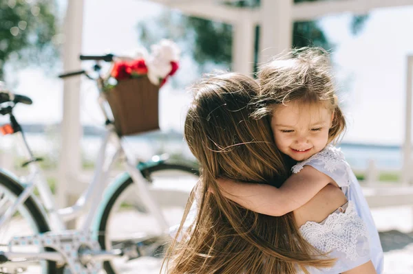 Boldog Fiatal Kicsit Lányával Együtt Tölteni Időt Strandon — Stock Fotó