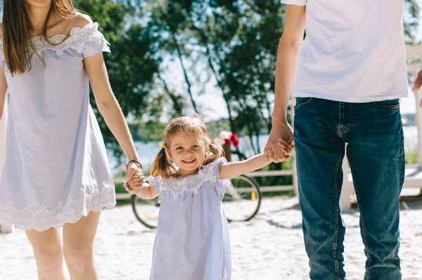 Szczęśliwa Rodzina Zewnątrz Spędzać Czas Razem Plaży — Zdjęcie stockowe