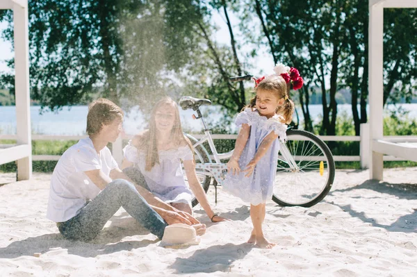 Famiglia Felice All Aperto Trascorrere Del Tempo Insieme Sulla Spiaggia — Foto Stock