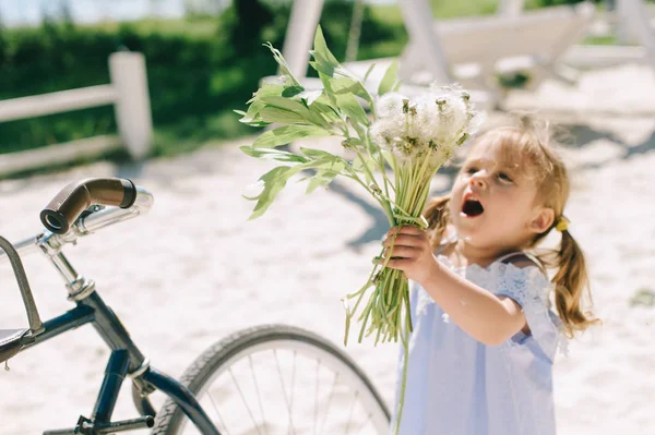 Menina Feliz Divertindo Praia — Fotografia de Stock