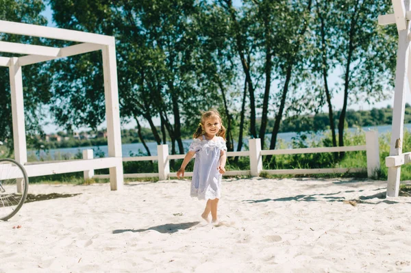 Felice Bambina Divertendosi Sulla Spiaggia — Foto Stock