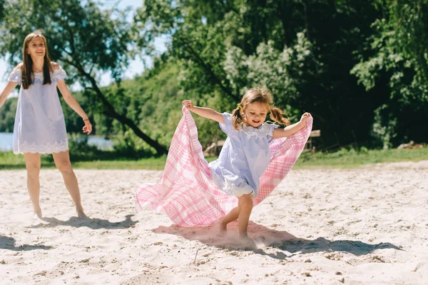 Счастливая Молодая Женщина Своей Маленькой Дочерью Проводит Время Вместе Пляже — стоковое фото