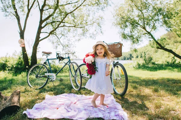 Ragazzina Felice Con Peonie Nel Parco — Foto Stock