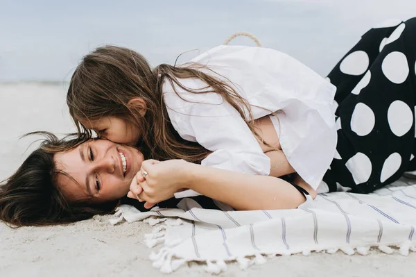 Mother Daughter Having Fun Sandy Beach — Stock Photo, Image