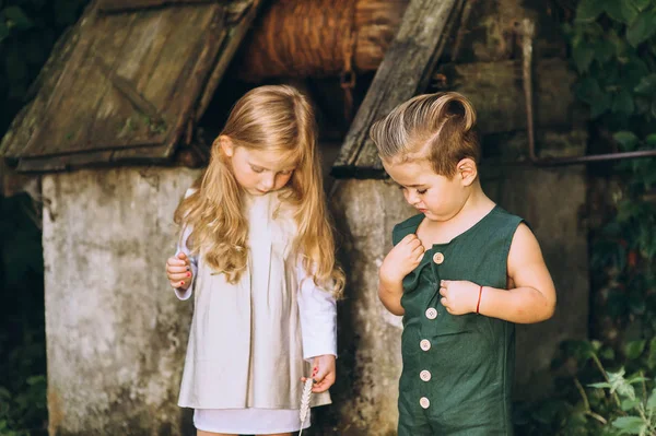 Açık Havada Birlikte Oynayan Iki Sevimli Çocuk — Stok fotoğraf