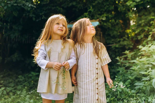 Две Красивые Девушки Старинных Рубашках Возле Колодца — стоковое фото
