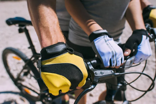 Handen Van Een Een Sport Handschoenen Vasthouden Aan Het Stuur — Stockfoto