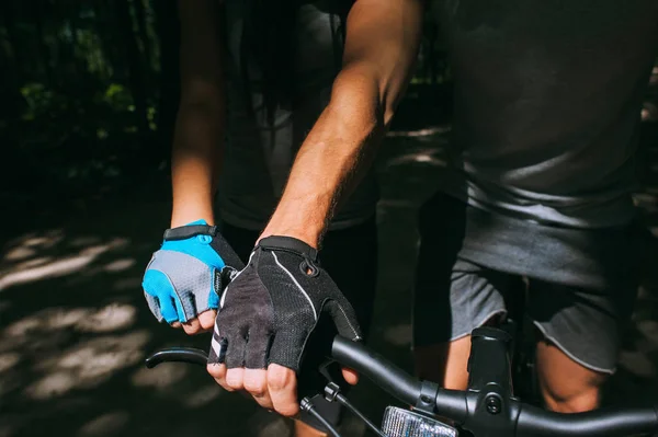 Manos Guante Deportivo Sujetado Volante Bicicleta Primer Plano —  Fotos de Stock