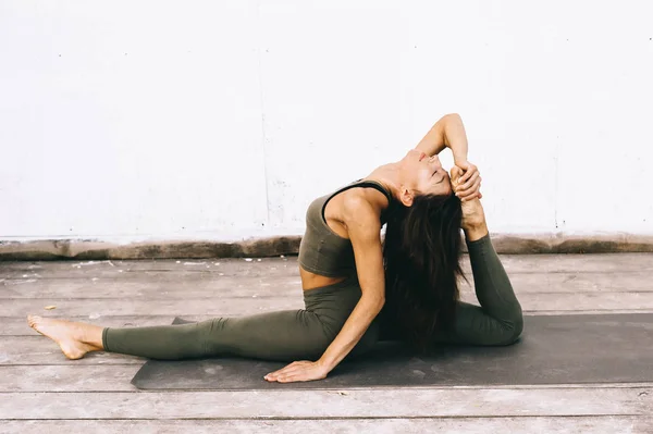 Attraente Giovane Donna Che Esercita Yoga Sfondo Bianco — Foto Stock