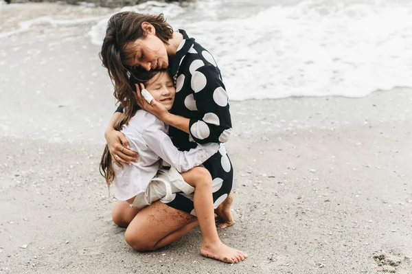 Мать Дочь Обнимаются Песчаном Пляже — стоковое фото