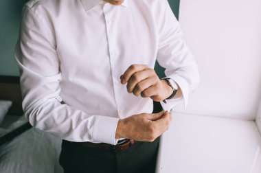 Adam onun kol düğmeleri yakın çekim takılır. İşadamı veya nişanlısı kendisini dışarı çıkmak için hazırlama.