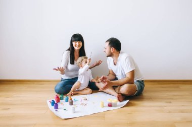mutlu baba anne ve oğlu parlak renkler boya birlikte resim sanatında eller göster