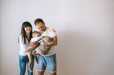 mutlu baba anne ve oğlu parlak renkler boya birlikte resim sanatında eller göster