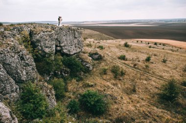 mutlu genç damat ve gelin cliff ayakta