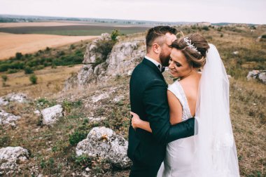 mutlu genç damat ve gelin sarılma