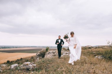 mutlu genç damat ve gelin açık havada çalışan