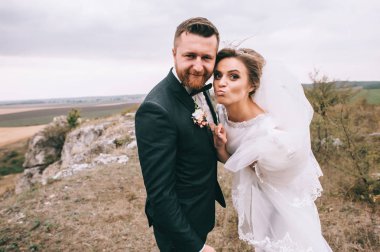 mutlu genç damat ve gelin dalga geçmeyi 